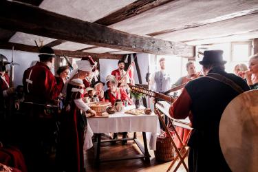Hauptmann Marsilius von Reiffenberg freut sich mit seiner Schweizer Garde und der Gruppe Hypokrass auf zahlreiche Besucher im Gerberhaus. Foto: Thomas Rebel/Stadt Bretten Hauptmann Marsilius von Reiffenberg mit Schweizer Garde und der Gruppe Hypokrass im Gerberhaus