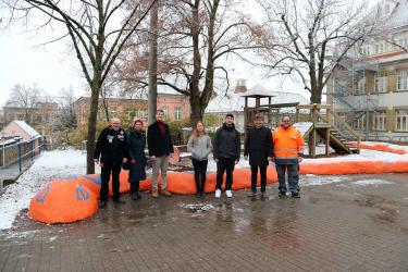 Menschen mit einer Steinschlange auf dem Pausenhof