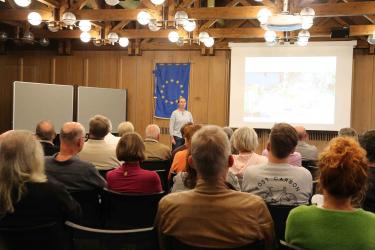 Referentin Michaela Senk gab im Rathaus zahlreiche Tipps zum Thema naturnahe Gärten. (Foto: Gülçin Onat/Stadt Bretten) Vortrag zum Thema Naturnahe Gärten