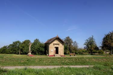 Ein- und Ausblicke der Wanderwege „Bauerbacher Flurkreuze & Heimatschätze“ und „Bauerbacher Talbrücken-Rundweg“ (Fotos: Tom Rebel/Stadt Bretten) Impression der Wanderwege in Bauerbach