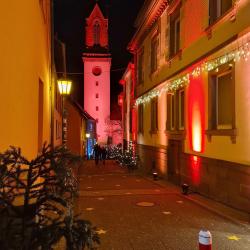 Die Innenstadt ist mit bunten Lichtern beleuchtet.