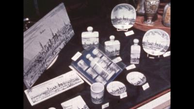 Kaffee-Service und Porzellan-Schnapsflasche mit Merian-Stich Brettens