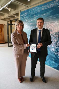 OB Martin Wolff und Hauptamtsleiterin Susanne Hess präsentieren die Digitalisierungsstrategie der Stadt Bretten