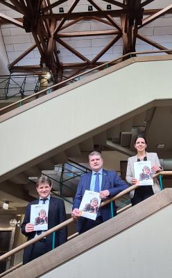 Bürgermeister Michael Nöltner, Oberbürgermeister Martin Wolff und vhs-Leiterin Caroline Traut präsentieren das vhs-Programm.