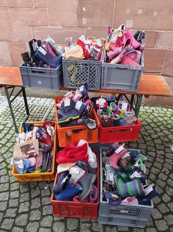 In Kisten befinden sich Stiefel.