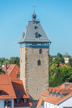 Der Pfeiferturm ist ein prägendes Bauwerk und Wahrzeichen der Melanchthonstadt Bretten. 2009 erhielt der Turm dank des Einsatzes der Initiative Brettener Heimat- und Denkmalpflege wieder sein Dach. (Foto: Claudia und Gerald Herr/Stadt Bretten) Pfeiferturm Bretten