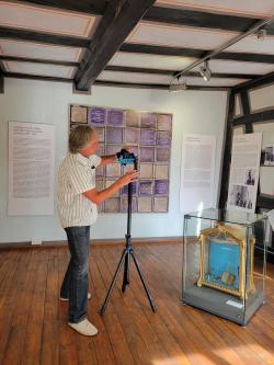 Christian Bullinger beim Fotografieren eines Ausstellungsstückes