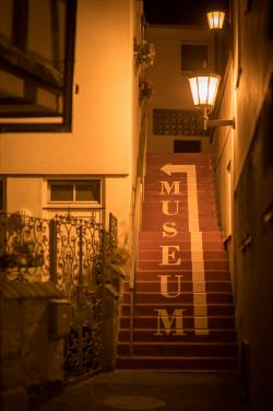 Treppe mit der Aufschrift "Museum" im Dunkeln