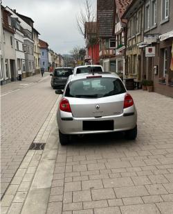 Parken auf dem Gehweg ist grundsätzlich verboten, so auch in diesem Bereich der neu gestalteten Pforzheimer Straße.