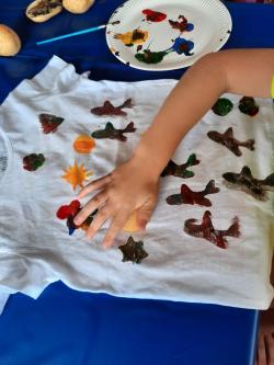 Kinderhand bemalt T-Shirt mit Fingerfarben
