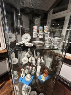 Vitrine mit Exponaten der Ausstellung "Ansichtssache Bretten"