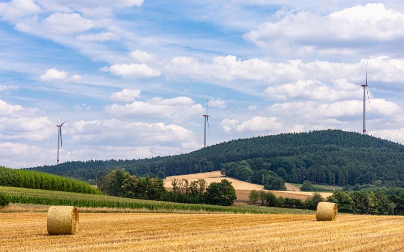 Symbolbild: Landschaft mit Windrädern