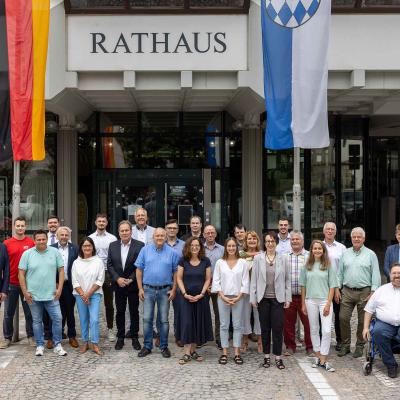 Neuer Gemeinderat mit Oberbürgermeister Wolff und Bürgermeister Nöltner vor dem Brettener Rathaus