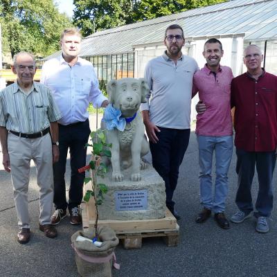 Vertreter der Stadt Bretten und der Stadt Longjumeau stehen in der Stadt Bretten um die Stein-Skulptur des Brettener Hundles