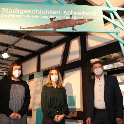 Sarah Dolde, Museumsleiterin Linda Obhof und Bürgermeister Martin Wolff freuen sich, die Sonderausstellung "Stadtgeschichte schr