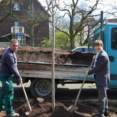 Symbolisch setzten Bürgermeister Michael Nöltner (rechts) und Antonio Lima von der Firma Weiland Garten- und Landschaftsbau den 