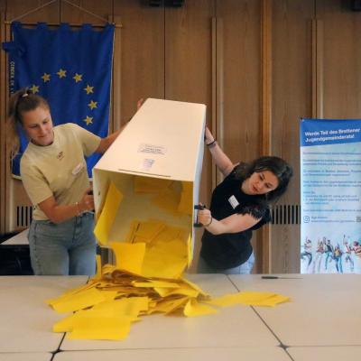 Ausschüttzung der Wahlurne für die JGR-Wahl 2024
