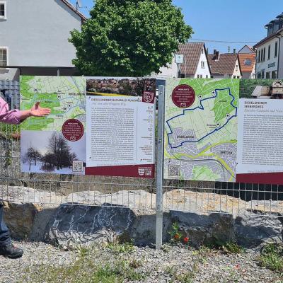 Ortsvorsteher Martin Kern vor einem Schild zum Buchwald-Rundweg in Diedelsheim